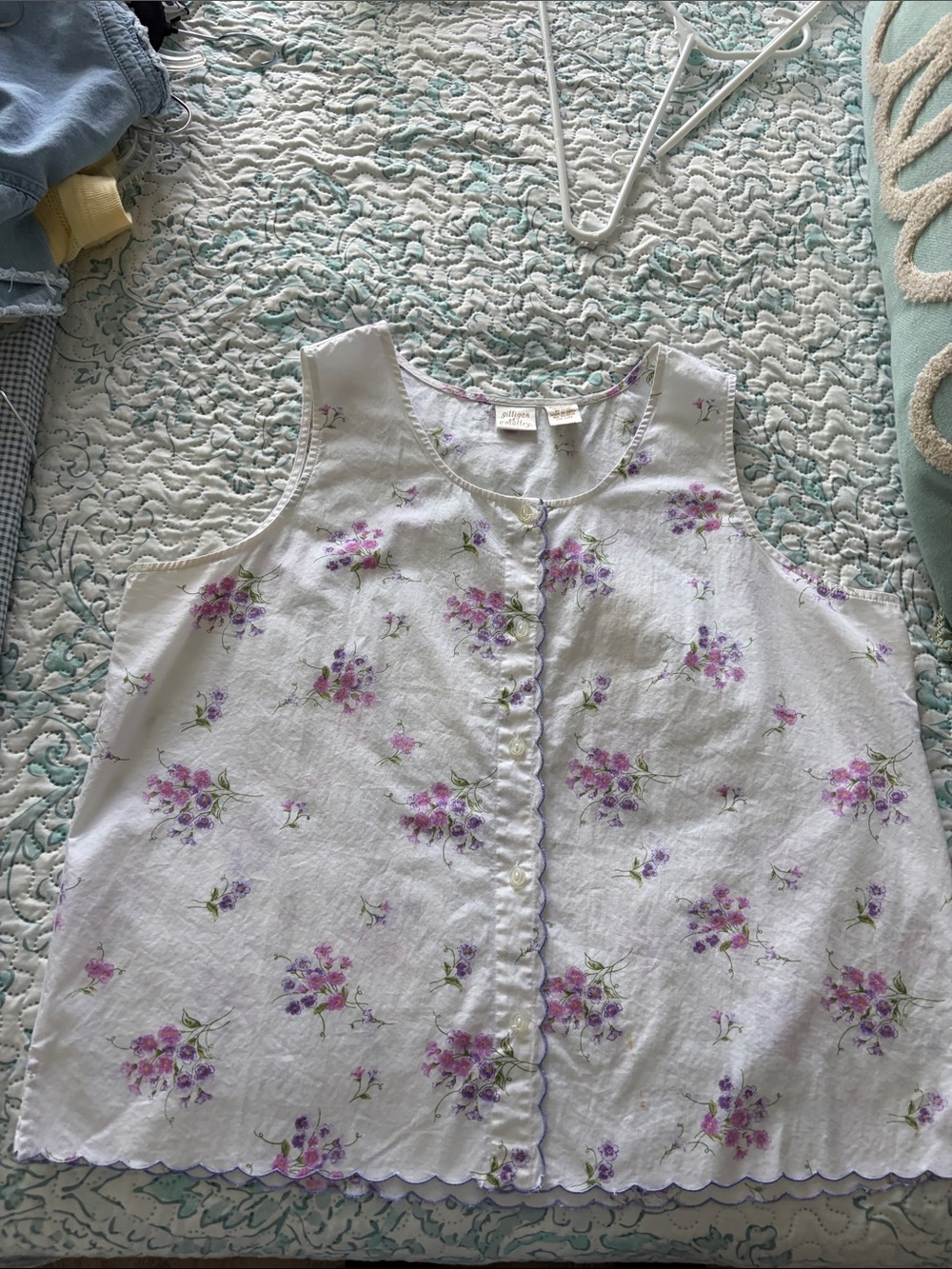Gilligan & O'Malley White Floral Sleeveless Button Front Top